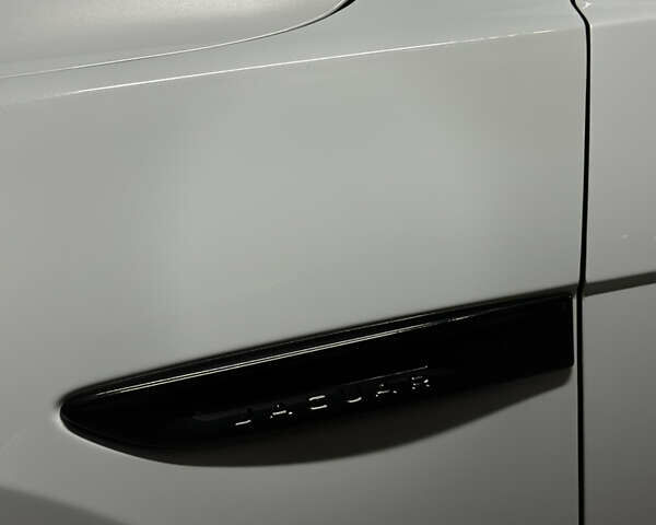 Белый Ягуар Ф-Пейс, объемом двигателя 3 л и пробегом 27 тыс. км за 29300 $, фото 5 на Automoto.ua