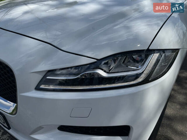 Белый Ягуар Ф-Пейс, объемом двигателя 2 л и пробегом 35 тыс. км за 35500 $, фото 8 на Automoto.ua