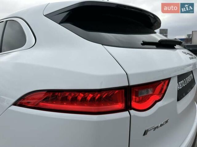 Білий Ягуар Ф-Пейс, об'ємом двигуна 2 л та пробігом 106 тис. км за 29900 $, фото 11 на Automoto.ua