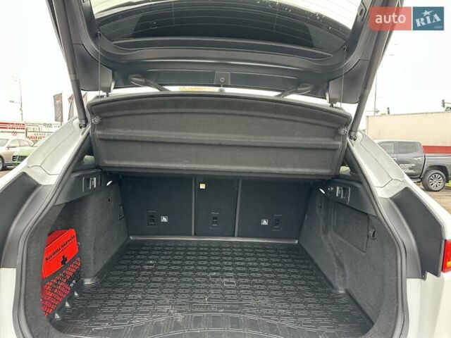 Білий Ягуар Ф-Пейс, об'ємом двигуна 2 л та пробігом 106 тис. км за 29900 $, фото 9 на Automoto.ua