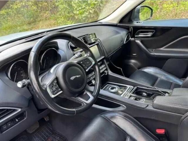 Белый Ягуар Ф-Пейс, объемом двигателя 3 л и пробегом 94 тыс. км за 18300 $, фото 6 на Automoto.ua