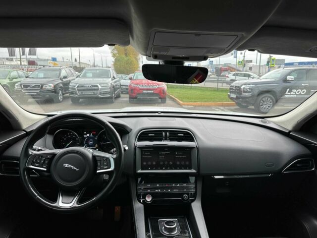 Белый Ягуар Ф-Пейс, объемом двигателя 2 л и пробегом 106 тыс. км за 29900 $, фото 12 на Automoto.ua