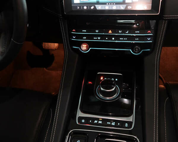 Белый Ягуар Ф-Пейс, объемом двигателя 3 л и пробегом 27 тыс. км за 29300 $, фото 9 на Automoto.ua