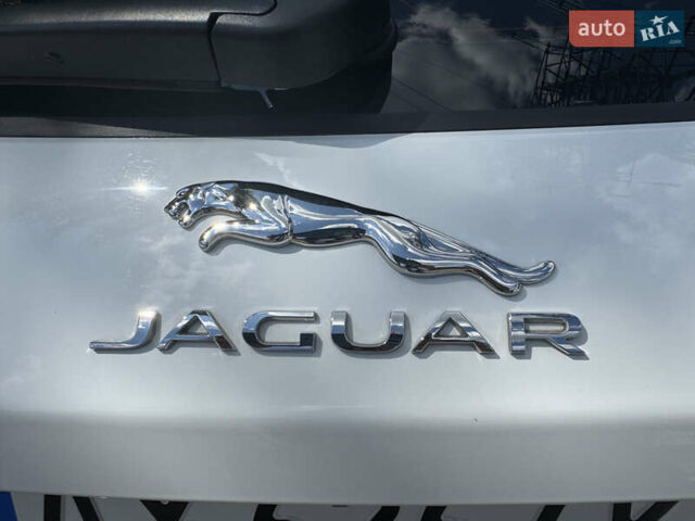 Белый Ягуар Ф-Пейс, объемом двигателя 2 л и пробегом 35 тыс. км за 35500 $, фото 9 на Automoto.ua