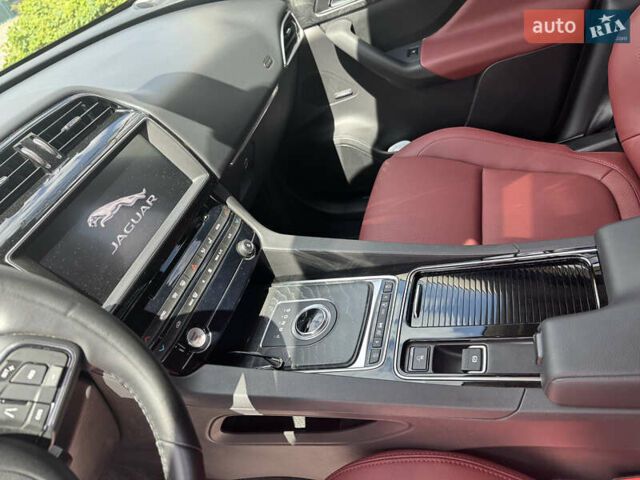 Белый Ягуар Ф-Пейс, объемом двигателя 2 л и пробегом 35 тыс. км за 35500 $, фото 25 на Automoto.ua