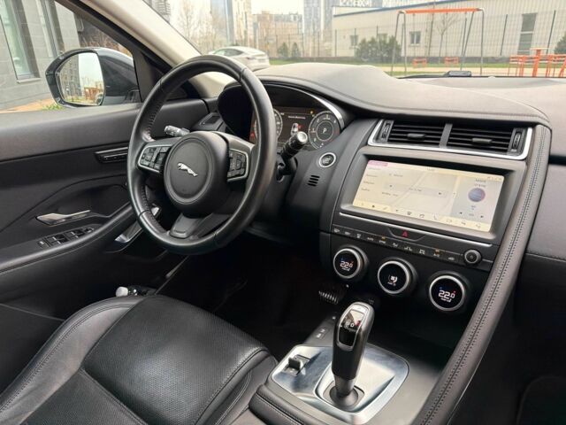 Белый Ягуар Ф-Пейс, объемом двигателя 2 л и пробегом 42 тыс. км за 27999 $, фото 2 на Automoto.ua