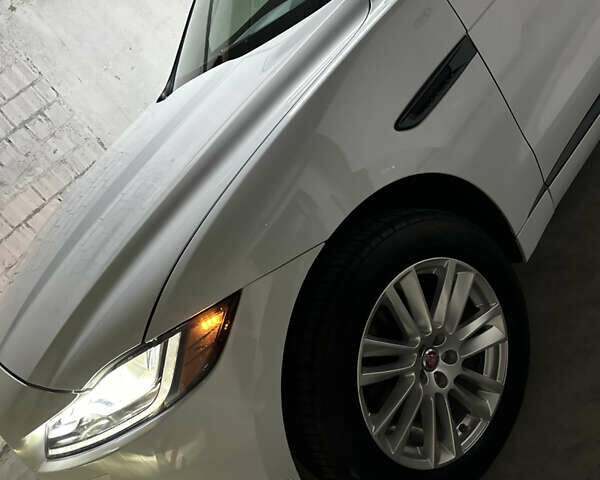 Белый Ягуар Ф-Пейс, объемом двигателя 3 л и пробегом 27 тыс. км за 29300 $, фото 15 на Automoto.ua