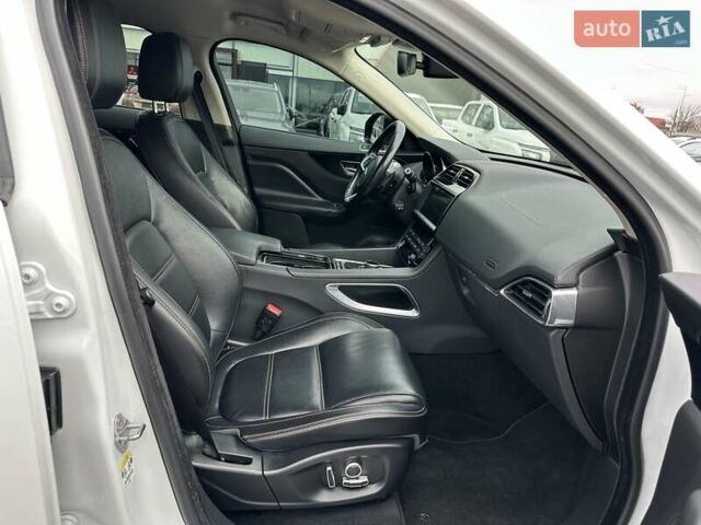 Білий Ягуар Ф-Пейс, об'ємом двигуна 2 л та пробігом 106 тис. км за 29900 $, фото 32 на Automoto.ua