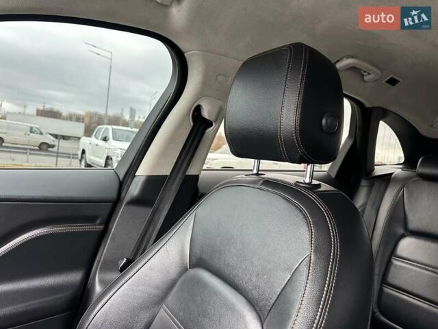 Білий Ягуар Ф-Пейс, об'ємом двигуна 2 л та пробігом 106 тис. км за 29900 $, фото 30 на Automoto.ua