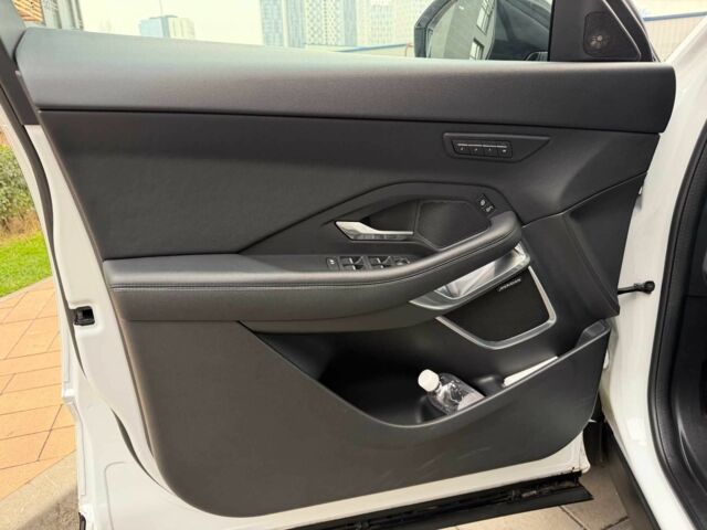 Белый Ягуар Ф-Пейс, объемом двигателя 2 л и пробегом 42 тыс. км за 27999 $, фото 12 на Automoto.ua