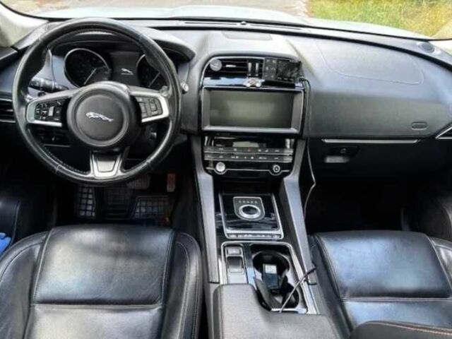 Белый Ягуар Ф-Пейс, объемом двигателя 3 л и пробегом 94 тыс. км за 18300 $, фото 8 на Automoto.ua