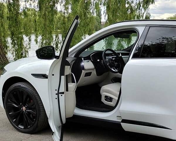 Белый Ягуар Ф-Пейс, объемом двигателя 3 л и пробегом 48 тыс. км за 55500 $, фото 1 на Automoto.ua