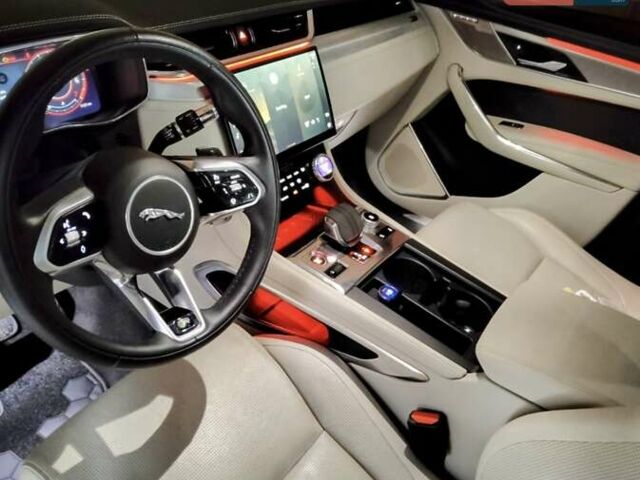 Белый Ягуар Ф-Пейс, объемом двигателя 3 л и пробегом 48 тыс. км за 55500 $, фото 2 на Automoto.ua