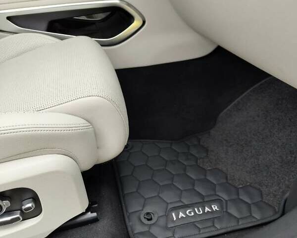 Белый Ягуар Ф-Пейс, объемом двигателя 3 л и пробегом 48 тыс. км за 55500 $, фото 28 на Automoto.ua