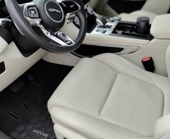 Белый Ягуар Ф-Пейс, объемом двигателя 3 л и пробегом 48 тыс. км за 55500 $, фото 30 на Automoto.ua