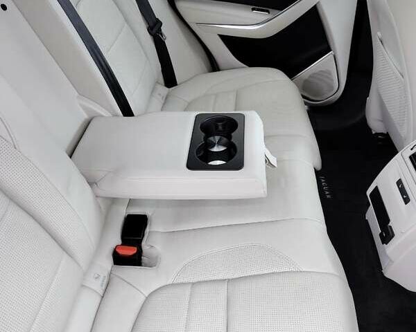 Белый Ягуар Ф-Пейс, объемом двигателя 3 л и пробегом 48 тыс. км за 55500 $, фото 36 на Automoto.ua