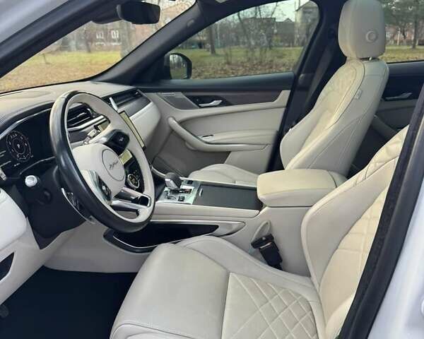 Белый Ягуар Ф-Пейс, объемом двигателя 3 л и пробегом 25 тыс. км за 36000 $, фото 25 на Automoto.ua