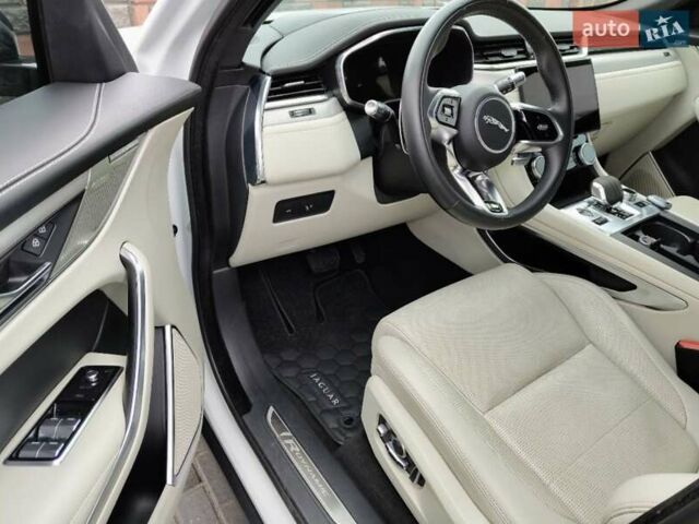 Белый Ягуар Ф-Пейс, объемом двигателя 3 л и пробегом 48 тыс. км за 55500 $, фото 21 на Automoto.ua