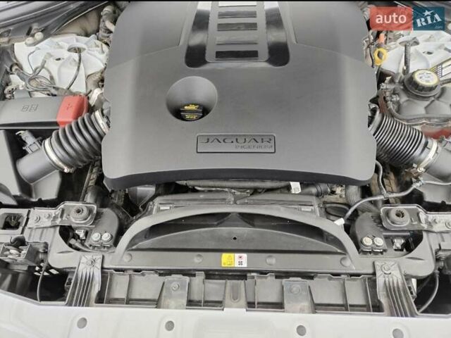 Белый Ягуар Ф-Пейс, объемом двигателя 3 л и пробегом 48 тыс. км за 55500 $, фото 38 на Automoto.ua