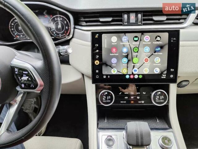 Белый Ягуар Ф-Пейс, объемом двигателя 3 л и пробегом 48 тыс. км за 55500 $, фото 32 на Automoto.ua