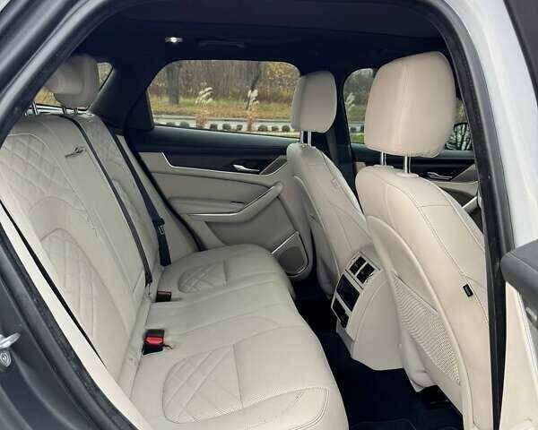 Белый Ягуар Ф-Пейс, объемом двигателя 3 л и пробегом 24 тыс. км за 36000 $, фото 23 на Automoto.ua