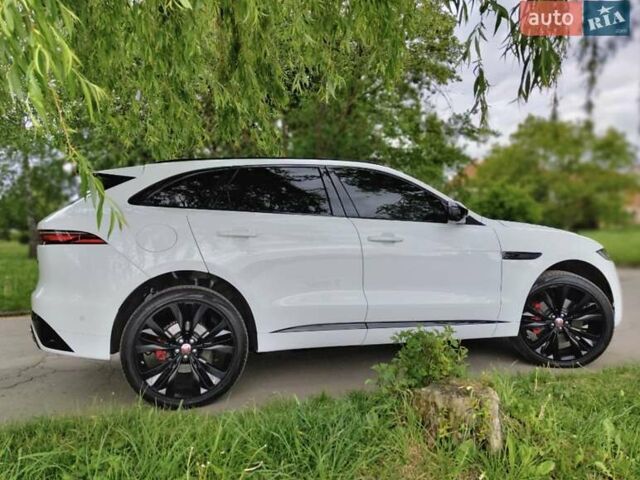 Белый Ягуар Ф-Пейс, объемом двигателя 3 л и пробегом 48 тыс. км за 55500 $, фото 7 на Automoto.ua