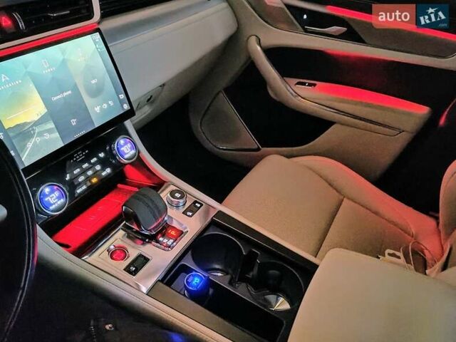 Белый Ягуар Ф-Пейс, объемом двигателя 3 л и пробегом 48 тыс. км за 55500 $, фото 3 на Automoto.ua