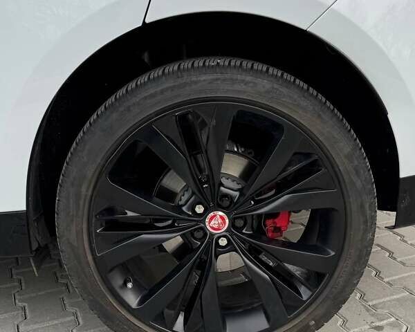 Белый Ягуар Ф-Пейс, объемом двигателя 3 л и пробегом 24 тыс. км за 36000 $, фото 37 на Automoto.ua