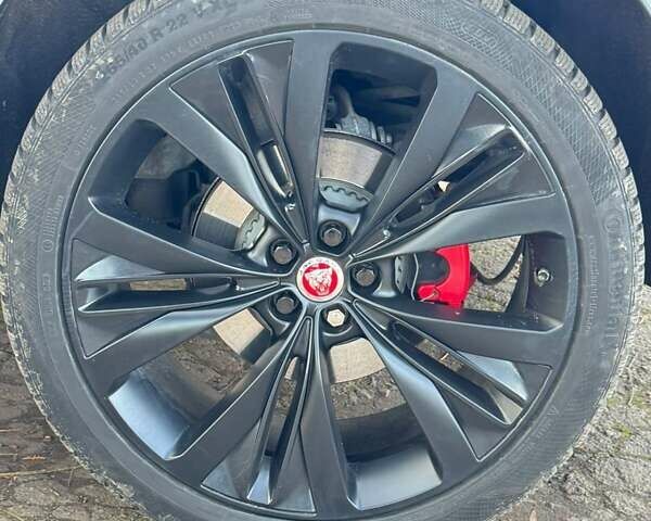 Белый Ягуар Ф-Пейс, объемом двигателя 3 л и пробегом 25 тыс. км за 36000 $, фото 43 на Automoto.ua