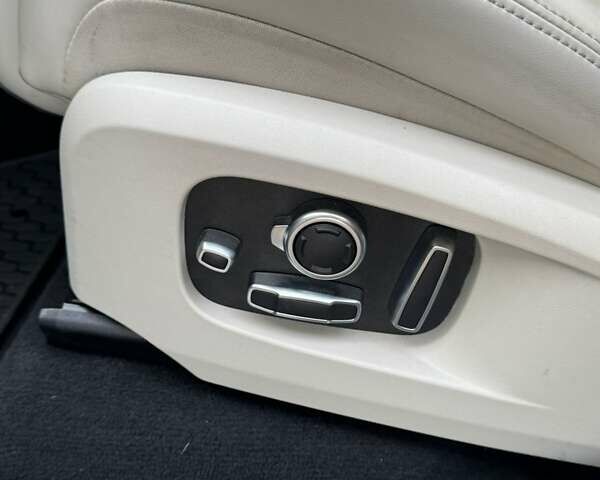 Белый Ягуар Ф-Пейс, объемом двигателя 3 л и пробегом 25 тыс. км за 36000 $, фото 37 на Automoto.ua