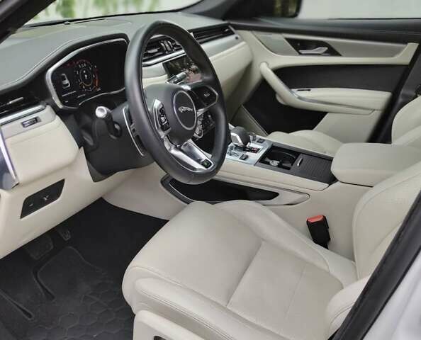 Білий Ягуар Ф-Пейс, об'ємом двигуна 3 л та пробігом 48 тис. км за 55500 $, фото 25 на Automoto.ua