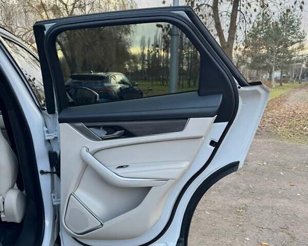 Белый Ягуар Ф-Пейс, объемом двигателя 3 л и пробегом 25 тыс. км за 36000 $, фото 42 на Automoto.ua