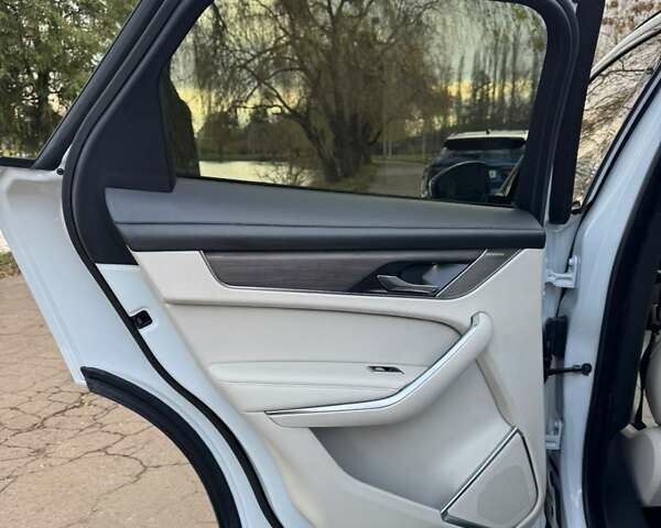 Белый Ягуар Ф-Пейс, объемом двигателя 3 л и пробегом 25 тыс. км за 36000 $, фото 40 на Automoto.ua