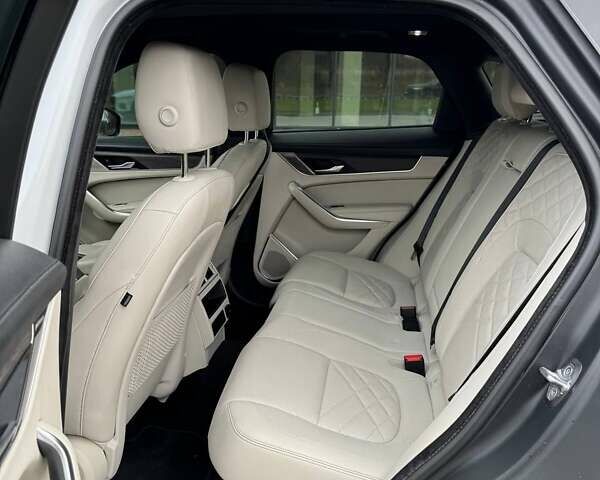 Белый Ягуар Ф-Пейс, объемом двигателя 3 л и пробегом 24 тыс. км за 36000 $, фото 24 на Automoto.ua