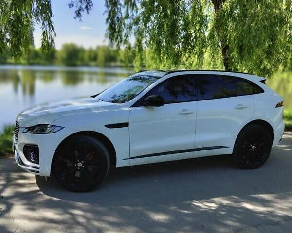 Белый Ягуар Ф-Пейс, объемом двигателя 3 л и пробегом 48 тыс. км за 55500 $, фото 6 на Automoto.ua