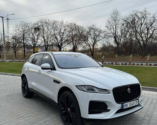 Белый Ягуар Ф-Пейс, объемом двигателя 3 л и пробегом 24 тыс. км за 36000 $, фото 3 на Automoto.ua