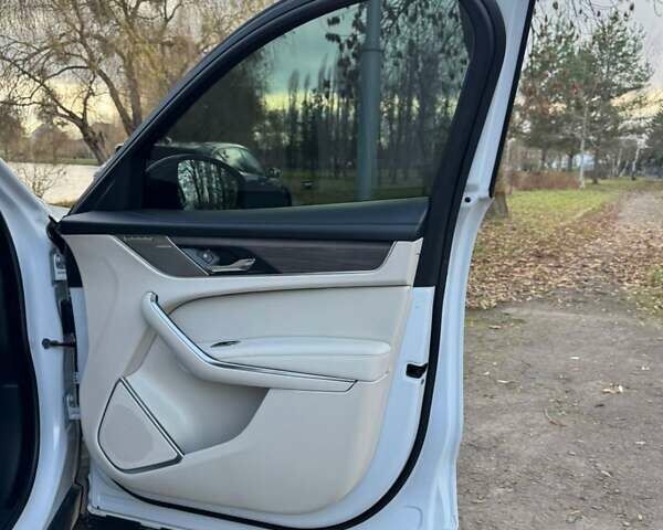 Белый Ягуар Ф-Пейс, объемом двигателя 3 л и пробегом 25 тыс. км за 36000 $, фото 41 на Automoto.ua