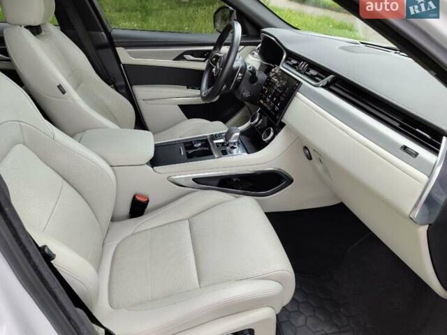 Белый Ягуар Ф-Пейс, объемом двигателя 3 л и пробегом 48 тыс. км за 55500 $, фото 33 на Automoto.ua