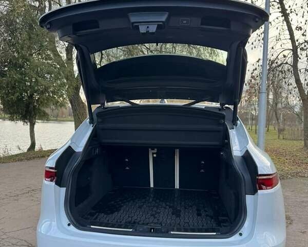 Белый Ягуар Ф-Пейс, объемом двигателя 3 л и пробегом 25 тыс. км за 36000 $, фото 10 на Automoto.ua