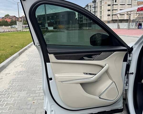 Белый Ягуар Ф-Пейс, объемом двигателя 3 л и пробегом 24 тыс. км за 36000 $, фото 33 на Automoto.ua