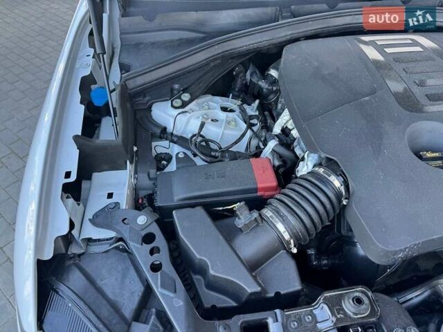 Белый Ягуар Ф-Пейс, объемом двигателя 3 л и пробегом 25 тыс. км за 36000 $, фото 46 на Automoto.ua