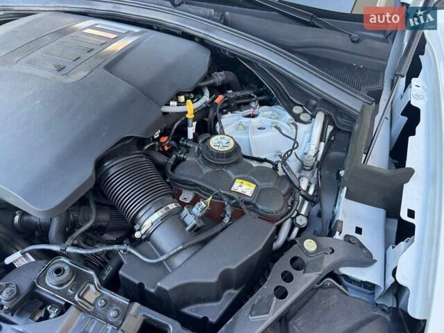 Белый Ягуар Ф-Пейс, объемом двигателя 3 л и пробегом 25 тыс. км за 36000 $, фото 44 на Automoto.ua