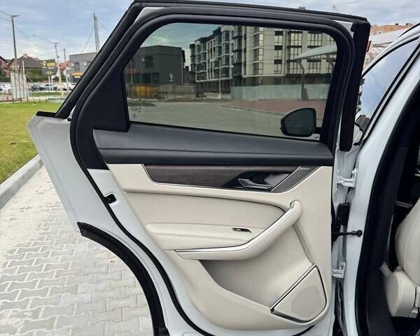 Белый Ягуар Ф-Пейс, объемом двигателя 3 л и пробегом 24 тыс. км за 36000 $, фото 34 на Automoto.ua