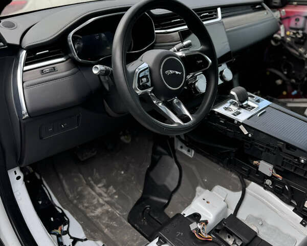 Белый Ягуар Ф-Пейс, объемом двигателя 2 л и пробегом 68 тыс. км за 21000 $, фото 16 на Automoto.ua