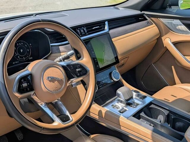 Білий Ягуар Ф-Пейс, об'ємом двигуна 3 л та пробігом 17 тис. км за 27800 $, фото 8 на Automoto.ua