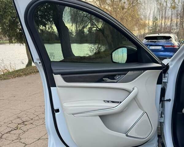 Белый Ягуар Ф-Пейс, объемом двигателя 3 л и пробегом 25 тыс. км за 36000 $, фото 39 на Automoto.ua