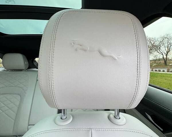 Белый Ягуар Ф-Пейс, объемом двигателя 3 л и пробегом 24 тыс. км за 36000 $, фото 32 на Automoto.ua