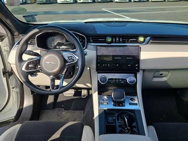 Белый Ягуар Ф-Пейс, объемом двигателя 0 л и пробегом 34 тыс. км за 39500 $, фото 13 на Automoto.ua