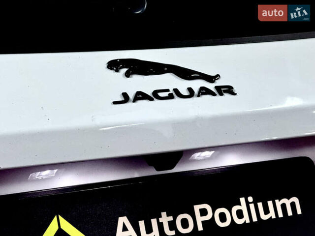 Білий Ягуар Ф-Пейс, об'ємом двигуна 2 л та пробігом 15 тис. км за 45000 $, фото 3 на Automoto.ua