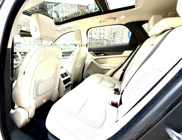 Белый Ягуар Ф-Пейс, объемом двигателя 2 л и пробегом 15 тыс. км за 44500 $, фото 12 на Automoto.ua